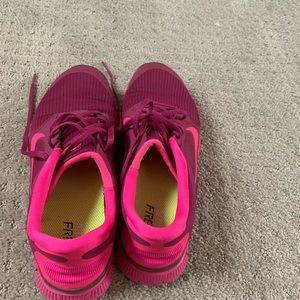 Nike shoes burgundy size 8